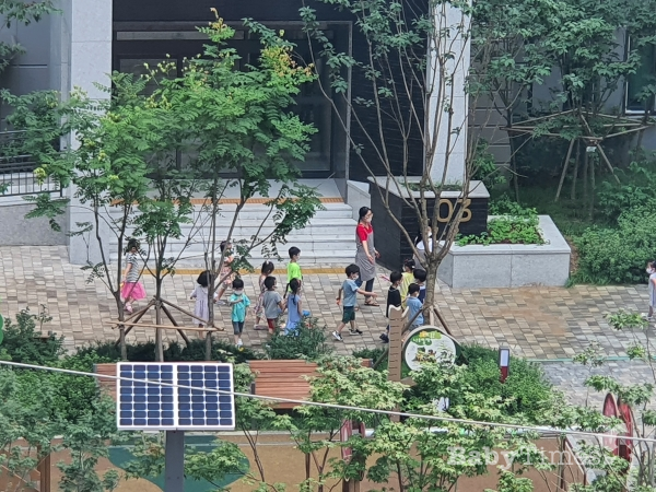 긴 장마 뒤 모처럼 맑은 날씨를 보인 13일 영등포구 한 놀이터에 야외 학습 나온 어린이들.