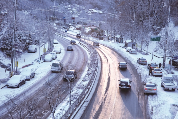 겨울철(1-2월) 눈이 내린 뒤 도로 상황.(사진=도로교통공단 제공)