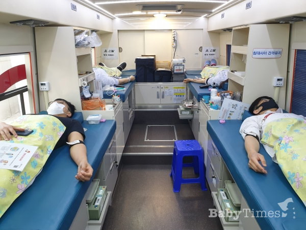 지난 14일 롯데중앙연구소에서 코로나19 극복을 위한 사랑의 헌혈 봉사 활동을 실시했다. (사진=롯데중앙연구소 제공)
