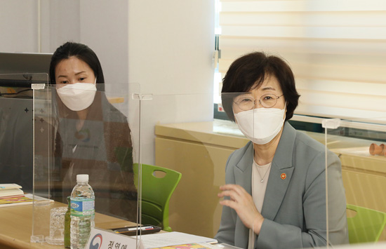 지난달, 정영애 여성가족부 장관이 인천 부평구 다문화가족지원센터를 방문해 이야기를 나누고 있다. (사진=여성가족부 제공)
