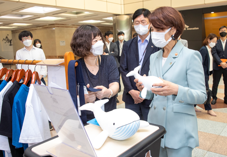 지난 21일 SK이노베이션 연구소를 방문한 한정애 환경부 장관. (사진=환경부 제공)