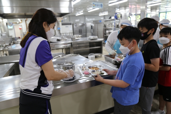 용인 언동초등학교는 선생님들이 학생들을 위해 직접 재배한 블루베리와 앵두를 6월 말~7월 초 학교 급식으로 나눠 주는 행사를 가졌다.