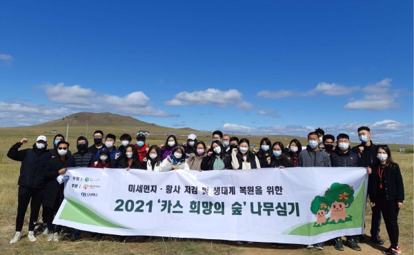 몽골 학생 봉사단이 몽골 북동부 에르덴솜 지역에서 봉사활동과 환경교육을 받기 전 단체 사진을 찍고 있다. (사진=오비맥주 제공)
