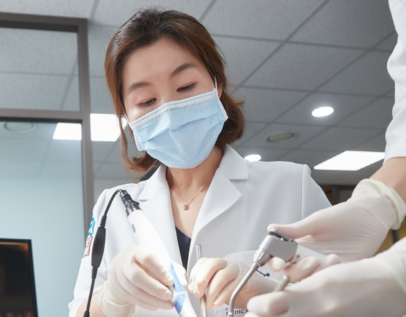 환자의 치아치료를 진행하고 있는 오송희 교수 (사진=경희의료원 제공)