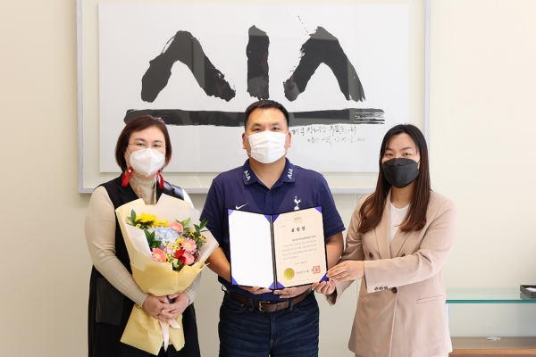 피터 정(가운데) AIA생명 대표이사가 '2021 서울사회복지대회'에서 수상한 서울시장상패를 들고 기념사진을 촬영하고 있다. (사진=AIA생명보험 제공)
