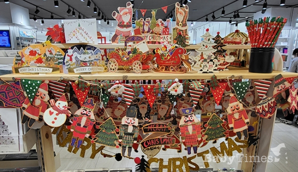교보문고 타임스퀘어점 내 진열대에 걸린 크리스마스 가랜드 (사진=송지나 기자)