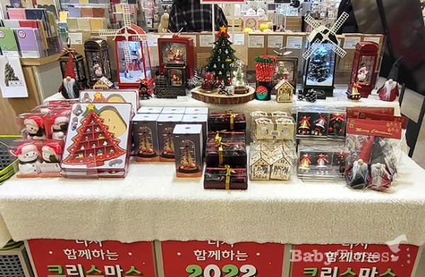 교보문고 타임스퀘어점 내 진열되어 있는 크리스마스 관련 소품들 (사진=송지나)