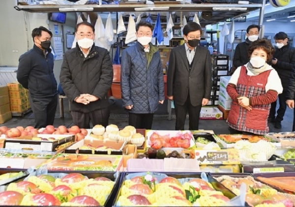 이억원 기획재정부 차관이 14일 서울 가락동 농수산물 도매시장을 방문, 현장을 둘러보며 관계자로부터 설명을 듣고 있다. (사진=기획재정부 제공)