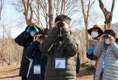 아이들이 버드와징 주 프로그램을 통해 겨울철새를 관찰하고 있다. (사진=서울대공원 제공)