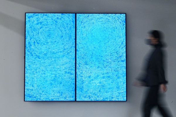 LG 올레드TV에 담긴 김환기 화백의 대표작 ‘우주’의 NTF 작품 (사진=LG전자 제공)