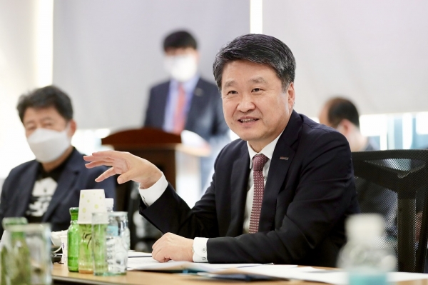 김학도 중진공 이사장이 지난 6월 3일 인천 중소벤처기업 현장 간담회에서 지원정책을 설명하고있다.