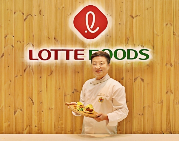 직접 요리한 Chefood 특별 메뉴를 선보이는 남대현 명장 (사진=롯데푸드 제공)