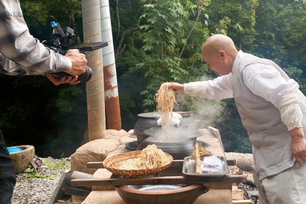 美 명문 요리학교 CIA가 백양사 천진암을 방문해 정관스님이 풀무원 두부와 두부면을 활용해 사찰음식을 요리하는 과정을 촬영하고 있다. (사진=풀무원 제공)