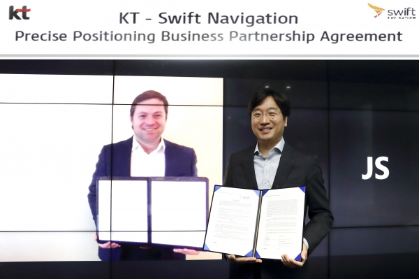 KT는 미국 실리콘밸리의 스위프트 내비게이션(Swift Navigation)과 기술 및 사업협력 계약을 체결하며 초정밀 측위 사업을 본격화 한다고 29일 밝혔다. (사진=KT 제공)