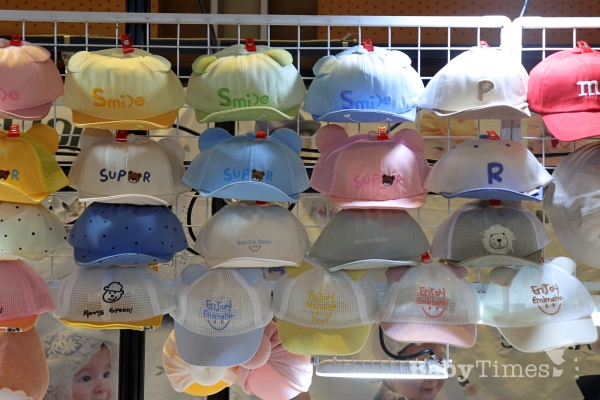 2022 글로벌베이비페어에서 아기용 모자를 소개하고 있다. (사진=황예찬 기자)