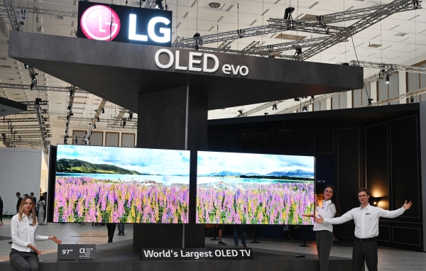 현지시간 2일부터 독일 베를린에서 열리는 유럽 최대 가전전시회 ‘IFA 2022’에서 모델들이 세계 최대 올레드 TV인 97형 올레드 에보 갤러리 에디션(OLED evo Gallery Edition)을 소개하고 있다. (사진=LG전자 제공)