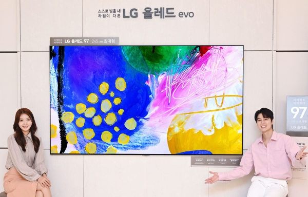 LG전자가 14일부터 세계 최대 97형 올레드 TV 예약 판매를 시작으로 오는 21일 한국에 정식 출시한다. (사진=LG전자 제공)