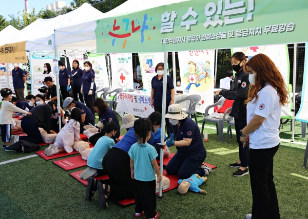 대한적십자사 서울특별시지사는 지난 24일 서울시 도봉구에서 열린 ‘도담도담 놀이터’에서 누구나 응급처치 배움 교실을 열었다. (사진=대한적십자사 제공)