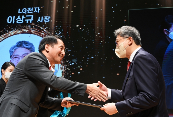 LG전자 이상규 한국영업본부장(사장, 오른쪽)이 5일 서울 삼성동 코엑스에서 열린 '제17회 전자 IT의 날' 기념식에서 장영진 산업통상자원부 제1차관으로부터 금탑산업훈장을 수상하고 있다. (사진=LG전자 제공)