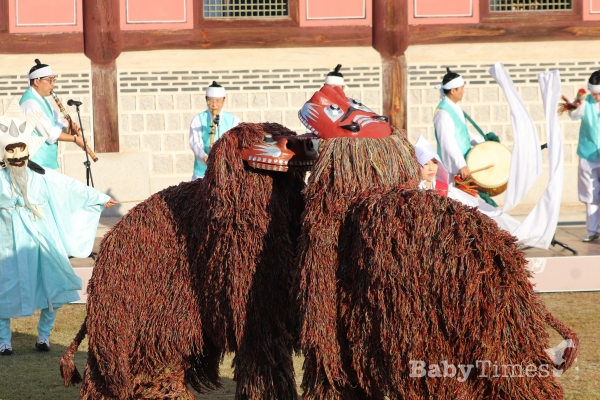 경복궁 용성문 근처에서 북창 사자놀음 공연이 열리고 있다. (사진=황예찬 기자)