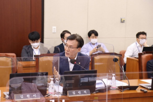 국정감사에서 질문하고 있는 김민석 의원. (사진=김민석 의원실 제공)