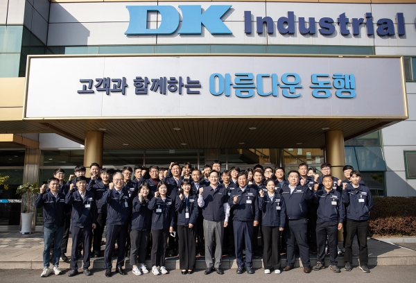 28일 광주광역시에 위치한 삼성전자 협력회사 '디케이'에서 이재용 삼성전자 회장과 디케이 직원들이 기념 사진을 촬영하고 있다. (사진=삼성전자 제공)