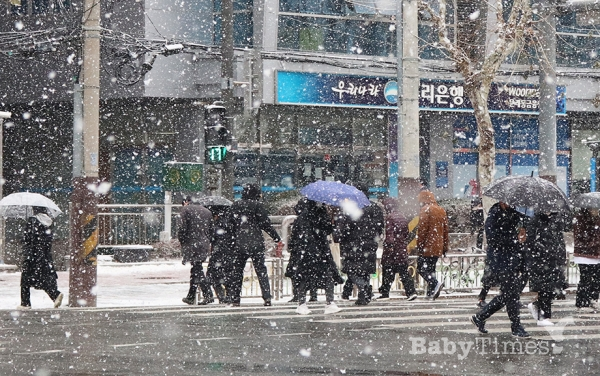 15일 서울 영등포구에서 시민들이 내리는 눈을 맞으며 발길을 재촉하고 있다.
