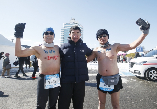 ‘2023년 평창 대관령 알몸 마라톤’ 대회 행사에 전국마라톤협회(전마협) 장영기 회장(가운데)이 참가자들과 기념촬영을 하고 있다.