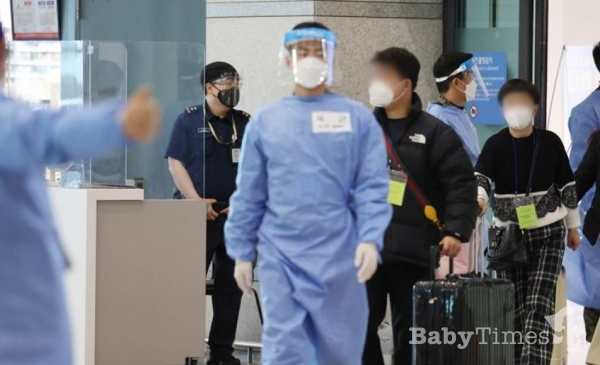 중국발 단기비자 발급 재개를 하루 앞둔 10일 인천국제공항 제1여객터미널에서 중국발 입국자들이 PCR 검사를 받기 위해 의료진의 안내를 받아 이동하고 있다.