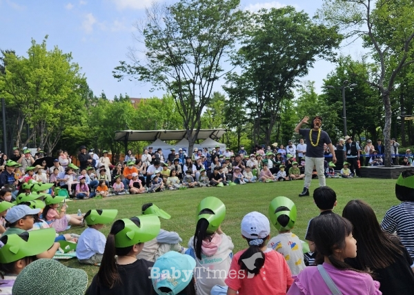 14일 오후 골마을근린공원에서 열린 ‘2023 노원거리예술제’에 많은 구민들이 참석해 공연을 즐기고 있다. (사진=장선희 기자)