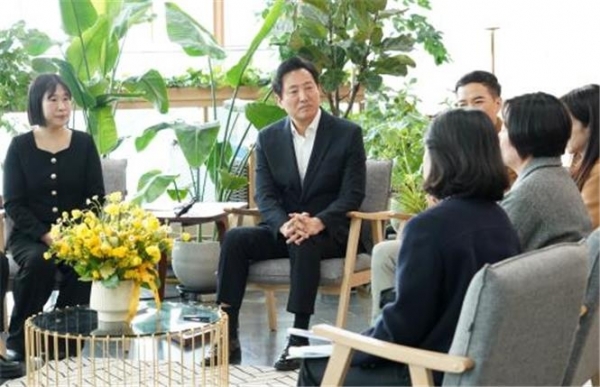 오세훈 서울시장이 난임부부들과 면담하고 있다. (사진=서울시 제공)