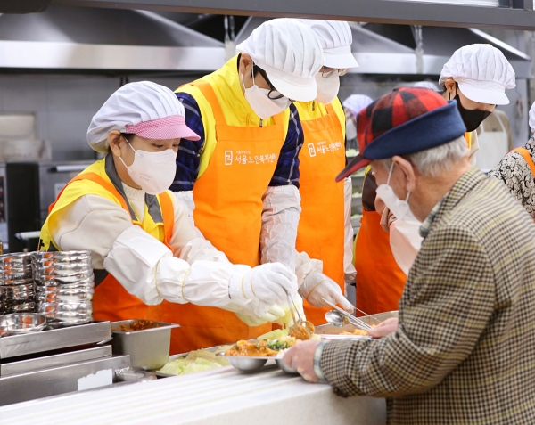 서울노인복지센터에서 급식 봉사하고 있는 금호석유화학 직원들(사진=금호석유화학 제공)